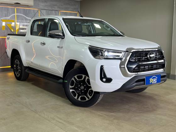 TOYOTA HILUX 2.8 D-4D TURBO DIESEL CD SRX 4X4 AUTOMÁTICO